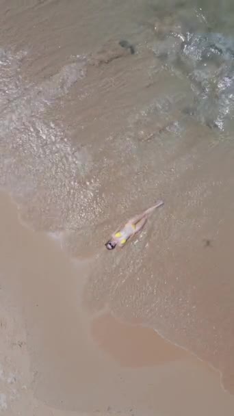 Widok Góry Białą Kobietę Bikini Leżącą Wybrzeżu Wakacjach — Wideo stockowe