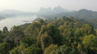 Cheow Lan Gölü ve Tayland 'ın Khao Sok kentindeki sonsuz yeşil yağmur ormanı manzarası..