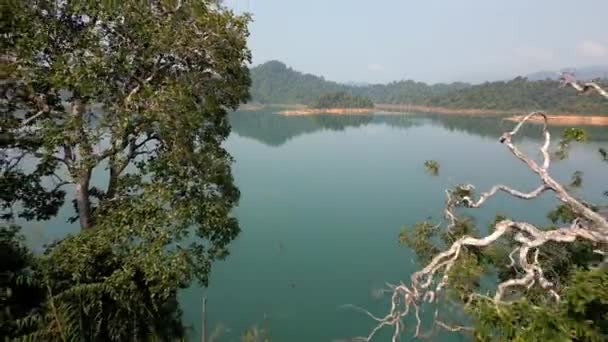Αεροφωτογραφία Της Λίμνης Cheow Lan Στο Khao Sok Ταϊλάνδη — Αρχείο Βίντεο