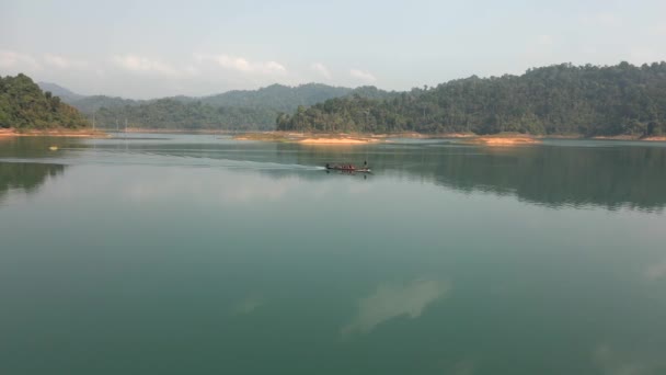 Widok Lotu Ptaka Jezioro Cheow Lan Khao Sok Tajlandia — Wideo stockowe