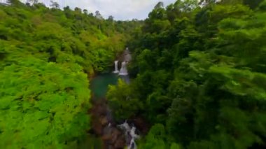 Tayland 'daki yemyeşil ormanlarda FPV uçuşu ve şelaleler.