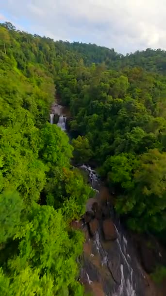 Lot Fpv Nad Rzeką Wodospadami Bujnej Dżungli Tajlandii — Wideo stockowe