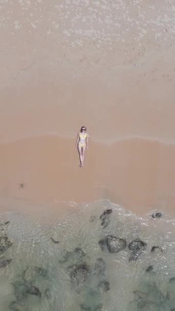 Vista Superior Mujer Caucásica Bikini Acostado Orilla Del Mar Vacaciones — Vídeos de Stock
