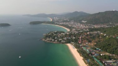 Tayland, Phuket 'teki turistik tatil beldeleriyle kıyı şeridinin havadan görüntüsü..