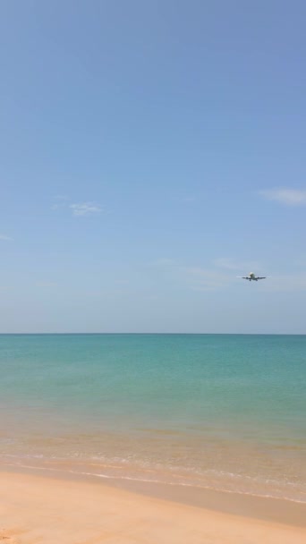 Avião Aterrissando Sobre Uma Praia Tropical Phuket Tailândia — Vídeo de Stock