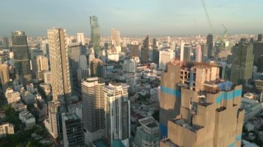 Crane Bangkok şehir merkezinde bir gökdelenin şantiyesinde..