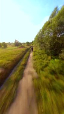 FPV insansız hava aracı yüksek hızda motosiklet kovalıyor. Ekstrem sporlar, dayanıklılık, adrenalin kavramları.