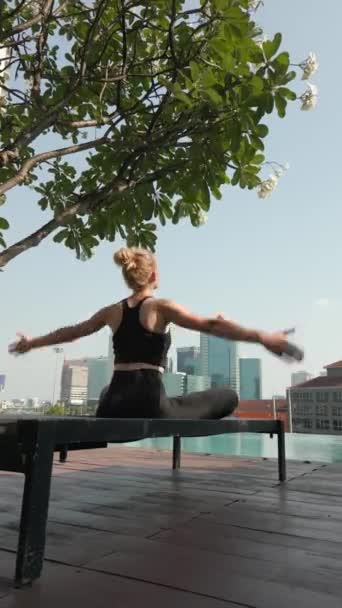 在一座大城市里 白人妇女在摩天大楼的屋顶上练习冥想 — 图库视频影像