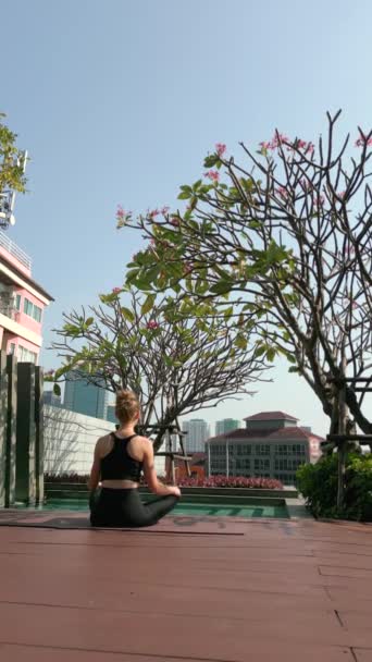 在一座大城市里 白人妇女在摩天大楼的屋顶上练习冥想 — 图库视频影像