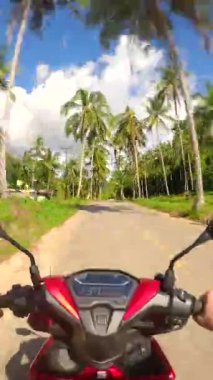 Tayland 'da tropik bir adada scooter sürmek. POV