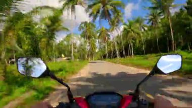 Tayland 'da tropik bir adada scooter sürmek. POV