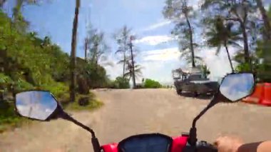 Adam plaja motosikletle gidiyor ve Tayland 'da tropik bir adada denize atlıyor. POV