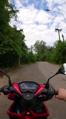 Scooter Tayland 'da tropik bir plaja geliyor. POV
