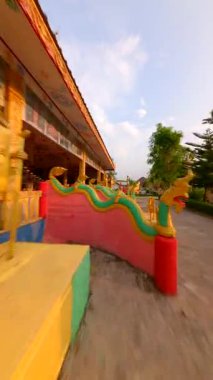Budist tapınağında FPV uçuşu Vang Vieng, Laos.