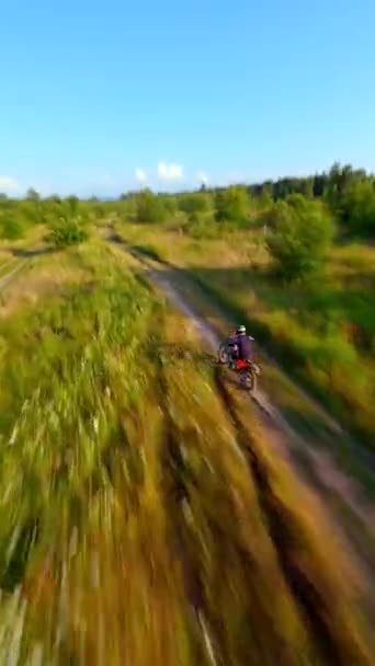 Fpv Drone Jagen Motorcross Fiets Met Hoge Snelheden Concepten Van — Stockvideo