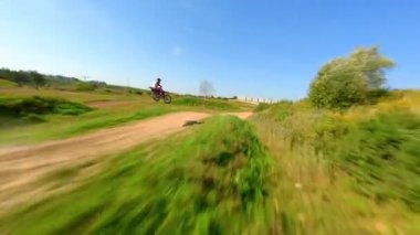 Yüksek hızlı motosiklet FPV 'si yolda. Olağanüstü spor, yarış ve adrenalin kavramları.