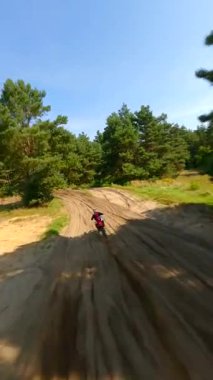 Yüksek hızlı motosiklet FPV 'si yolda. Olağanüstü spor, yarış ve adrenalin kavramları.