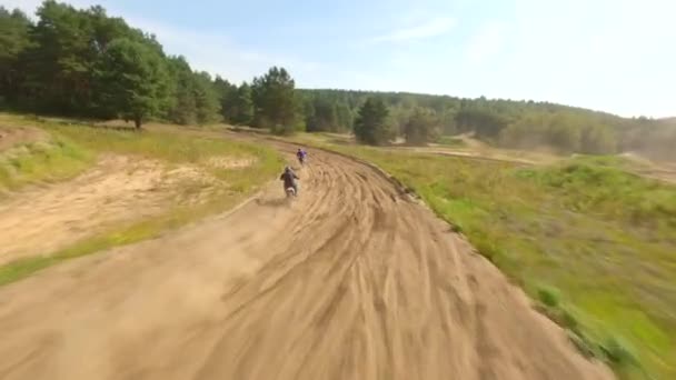 Ratsastajien Fpv Motocross Radalla Suurnopeusantenni — kuvapankkivideo