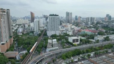 Bangkok, Tayland 'da Chatuchak Pazarı yakınlarındaki BTS Skytrain ve gökdelenlerin gökyüzü manzarası.
