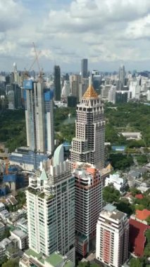 Şehir merkezinin ve Tayland Bangkok 'taki Lumpini Park' ın havadan görüntüsü.. 