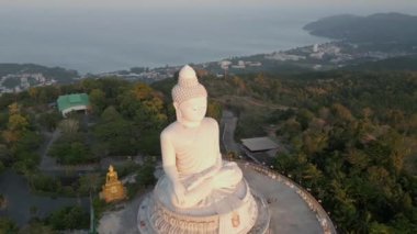 Phuket, Tayland 'da gün doğumunda Büyük Buda heykelinin havadan görünüşü.