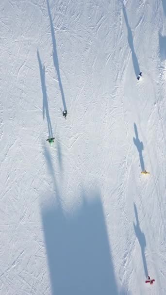 Vista Superior Esquiadores Snowboarders Esquiando Una Pista Nieve Con Telesilla — Vídeos de Stock