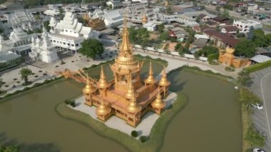 Chiang Rai, Tayland 'daki altın Budist tapınağının havadan görünüşü..
