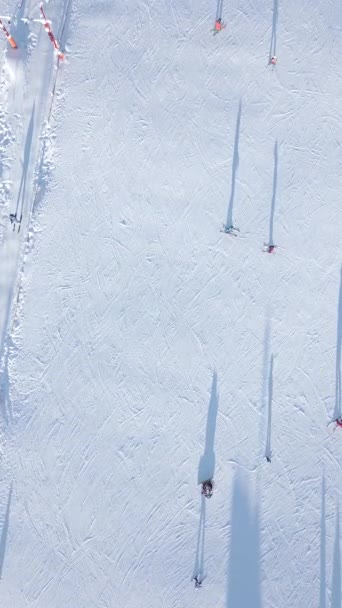 Верхний Вид Лыжников Сноубордистов Катающихся Лыжах Снежному Склону Подъемником Горнолыжном — стоковое видео