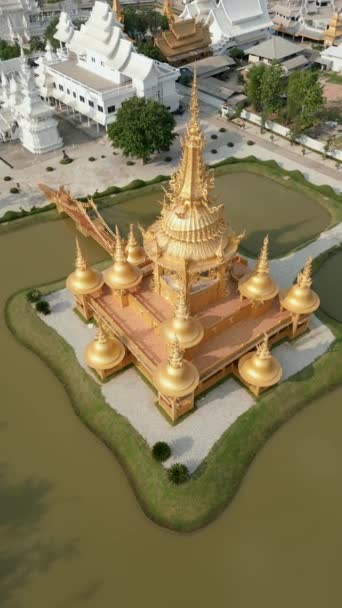 Luchtfoto Van Gouden Boeddhistische Tempel Chiang Rai Thailand — Stockvideo