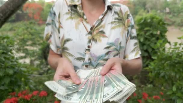 ラオティアン キップを持った 熱帯シャツの女性 クローズアップ — ストック動画