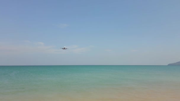Αεροπλάνο Προσγειώνεται Πάνω Από Μια Τροπική Παραλία Στο Πουκέτ Της — Αρχείο Βίντεο