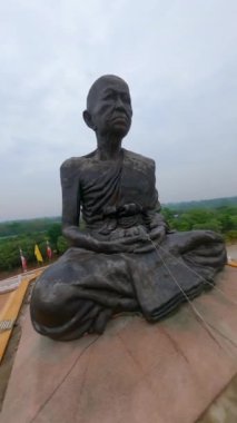 Tayland 'daki Budist heykeli FPV.