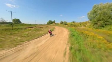 Yüksek hızlı motosiklet FPV 'si yolda. Olağanüstü spor, yarış ve adrenalin kavramları.