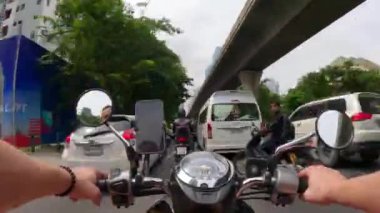 Bangkok, Tayland 'da motosiklet trafiğinde aşırı hız yapmış. POV