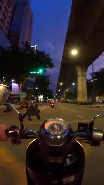 Kvällshyperlapse Motorcykel Ridning Vägtrafik Bangkok Thailand Födelsedatum — Stockvideo