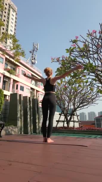 Mujer Caucásica Practica Yoga Azotea Rascacielos Una Gran Ciudad — Vídeo de stock
