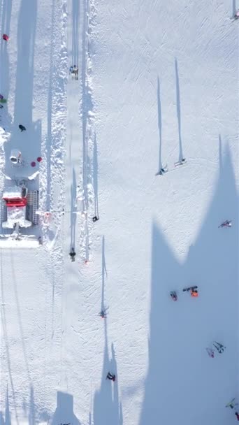 Top Uitzicht Skiërs Snowboarders Skiën Een Sneeuw Piste Met Een — Stockvideo