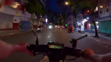 Ho Chi Minh City Saigon, Vietnam 'da gece trafiğinde motosiklet sürüşü.