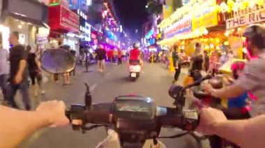 Ho Chi Minh City Saigon, Vietnam 'da parti caddesinde motosiklet sürmenin aşırı hızı..
