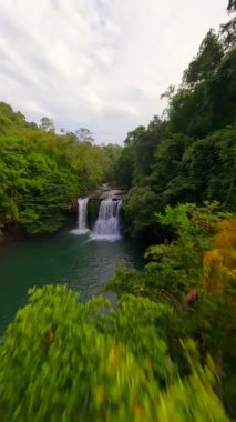 Tayland 'ın yemyeşil ormanlarındaki tropikal şelalenin havadan görünüşü.