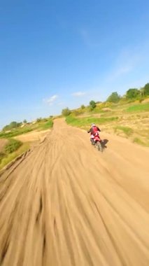 Yüksek hızlı motosiklet FPV 'si yolda. Olağanüstü spor, yarış ve adrenalin kavramları.