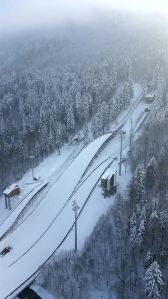 Вид Повітря Засніжений Лижний Пагорб Гірському Зимовому Лісі Польща — стокове відео