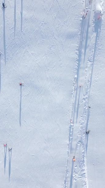 Najlepszy Widok Narciarzy Snowboardzistów Stoku Śnieżnym Wyciągiem Narciarskim Ośrodku Narciarskim — Wideo stockowe