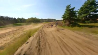 Motokros yolunda bir sürü sürücü var. Havadan yüksek hız.