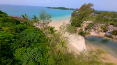 2024 yılının FPV 'si tropik cennet manzarasındaki beyaz kumlu plajda yazılmış. 2024 'te plaj kaçamağı kavramı.