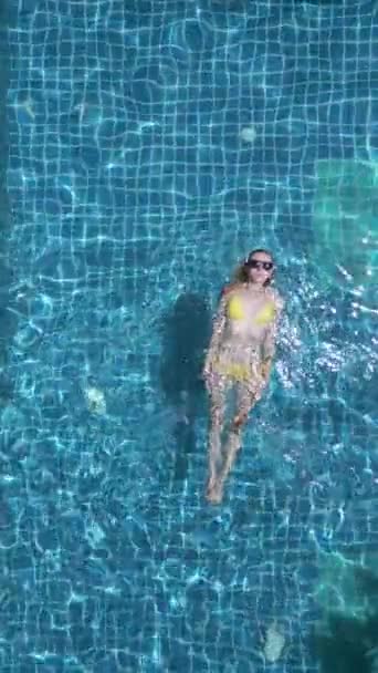 Visão Superior Jovem Caucasiana Nadando Nas Costas Piscina Câmera Lenta — Vídeo de Stock