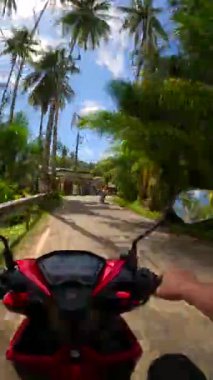Tayland 'da tropik bir adada scooter sürmek. POV