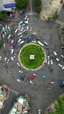 Ho Chi Minh City, Vietnam 'daki bir kavşakta sabah trafiğinin en üst görüntüsü..