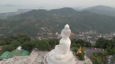 Phuket, Tayland 'da gün batımında Büyük Buda heykelinin hava manzarası. 