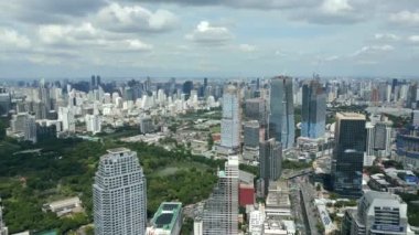 Şehir merkezinin ve Tayland Bangkok 'taki Lumpini Park' ın havadan görüntüsü.. 